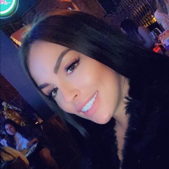 Meet your Posher, Caroline - Picture 1 of 1